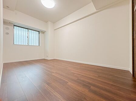 居室にはクローゼットを完備し、自由度の高い家具の配置が叶うシンプルな空間です。お子様の成長と共に必要になる子供部屋にぴったりの間取りですね。