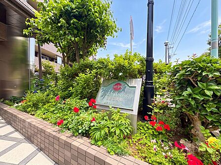 エントランスには、豊かな緑が配置され、訪れる人の心を和ませます。落ち着いた空間設計が印象的で、住む人や来客に上質な時間を提供してくれます。