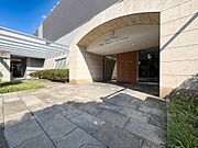 石張りの床が高級感を演出するアプローチ。毎日の帰宅が楽しみになる、ホテルライクな玄関口。