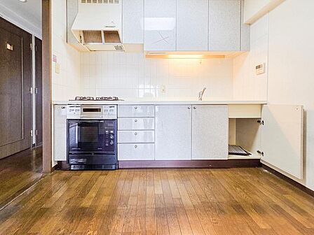 リフォーム前のキッチンです。リフォーム後は対面式のシステムキッチンに生まれ変わります。、開放感があり、会話をしながら料理ができる贅沢な空間。ゆとりのある広さが使い勝手を高めてくれます。