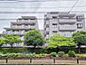 外観：存在感のある外観が特徴のマンション。落ち着いたデザインとしっかりとした構造が安心感をもたらし、住まいとしての信頼性が感じられる美しい造りです。