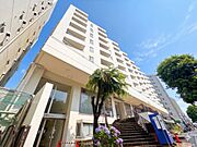 落ち着いた住宅環境に位置するマンション。周辺の街並みに馴染む外観が印象的で、穏やかで良質な住環境が日常生活にゆとりある深い安らぎをいつももたらします。
