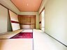 子供部屋：リビングに隣接した和室は、開け放せばリビングと一体化する広々とした空間になります。仕切ることで個室としても使えるため、生活スタイルに合わせて活用できます。