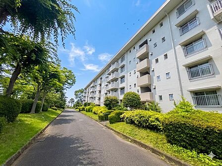 青空に映える凛とした佇まい。豊かな陽光と開放感あふれる暮らしを叶えます。