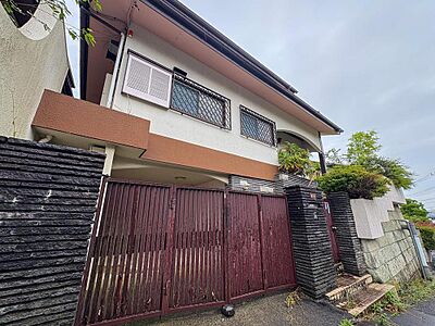 外観:落ち着いた佇まいが魅力の住まいです。重厚感のある門扉が家族のプライバシーを守り、安心感の中で豊かな暮らしを育みます。 外観:落ち着いた佇まいが魅力の住まいです。重厚感のある門扉が家族のプライバシーを守り、安心感の中で豊かな暮らしを育みます。