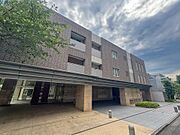 落ち着いた色合いの外観が街並みに調和する、洗練されたデザインのマンションです。豊かな植栽が彩り、家族の暮らしを優しく包む住環境が魅力。駐車場も完備で、お出かけもスムーズです。