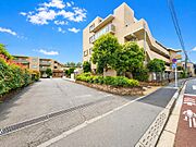 落ち着いた閑静な住宅街に位置する住まいです。静かで穏やかな環境が、毎日の生活に安らぎと快適さをもたらします。