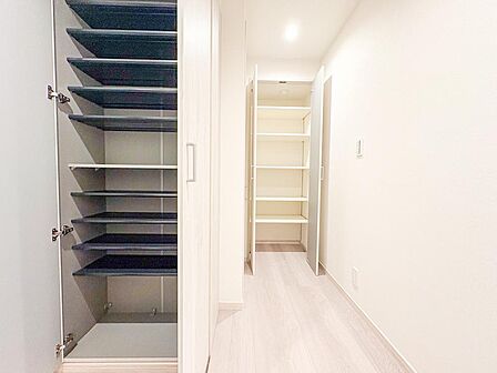 清潔感が保たれた玄関スペース。収納が備わっており使い勝手が良く、中古物件でも快適にお使いいただける状態が整っています。たくさんの収納スペースがあるのでとても便利です。