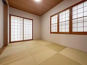 障子から柔らかな陽光が差し込む和室は、お子様の遊び場や家族のくつろぎの場に最適です。畳の香りに癒される、心安らぐ空間で穏やかな時間をお過ごしください。