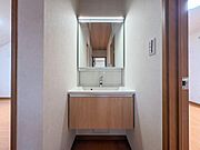 明るい照明と使いやすい三面鏡で、忙しい朝の身支度もスムーズに。収納力も兼ね備えた洗面台は、家族の毎日を快適にサポートします。