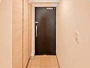 清潔感が保たれた玄関スペース。収納が備わっており使い勝手が良く、中古マンションでも快適にお使いいただける状態が整っています。