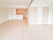 リノベーションにより清潔感あふれるリビングに生まれ変わりました。現代の生活スタイルに対応した設備と洗練された空間が、新しい暮らしを快適にお迎えします。