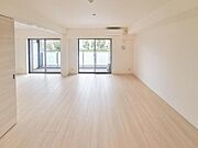 採光良好な明るいリビングは、開放感ある居心地の良い空間です。ゆとりある広さで家族みんながくつろげるだんらんの場として、毎日の豊かな暮らしをしっかり支えます。