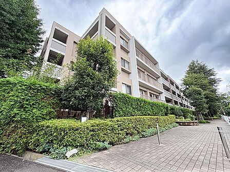 豊かな緑に包まれた、落ち着きある住環境。四季の潤いを感じられる美しい植栽に囲まれたマンション。