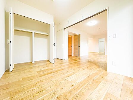 リビング隣の約5帖の居室。大きなクローゼットを完備。可動間仕切りを閉めれば、急なご来客時のお荷物の逃げ場にもなってくれます。2026/6/29撮影