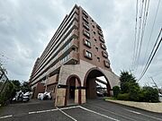 重厚感のある住まいの外観は、住む人に安心感をもたらします。シックな色合いが特徴で、落ち着いた雰囲気の中に温かみを感じるデザイン。長く愛着が持てる外観が魅力の住まいです。