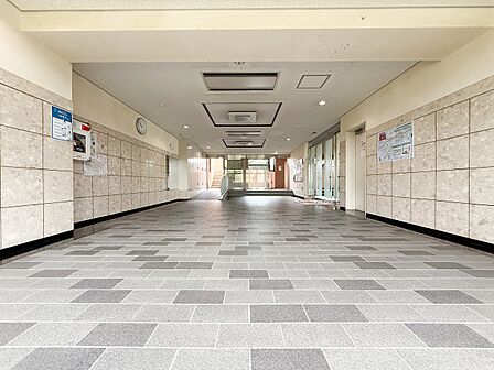 清潔感ある共用エントランスが来訪者を温かく迎えます。管理が行き届いた住環境を反映した、住む人に毎日安心感と誇らしさをもたらす印象的なエントランスです。