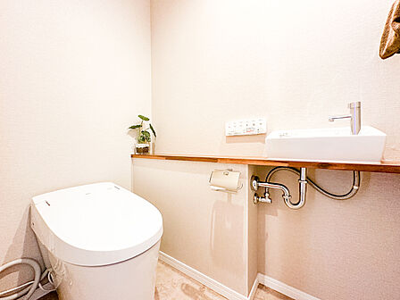 もちろん温水洗浄機能付き便座付きのトイレ設備が新設されています。
