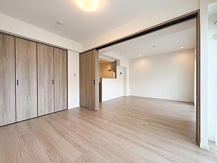 天井高を強調する、開放的な視界。大容量クローゼットが、お部屋をスッキリ。