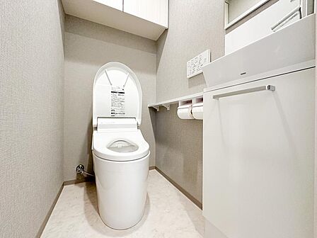 温水洗浄便座付きの清潔感あるトイレ。手洗いカウンターも備え、ご家族はもちろん来客時にも快適にご利用いただけます。