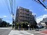 外観：視認性が高く、開放感に恵まれた角地に堂々と佇むマンション。現在は大規模修繕（足場設置）工事期間中となっており、定期的なメンテナンスが実施されているため、資産価値の維持や将来の安心感にも繋がります。