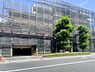 外観：前面道路沿いに美しい並木が整然と立ち並ぶ、緑豊かなアプローチ。敷地内への入庫動線も広く確保されており、大規模修繕による適切な維持管理が行われているため、資産価値の面でも非常に心強い佇まいです。