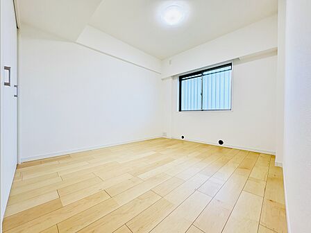 約7.0帖のゆとりある洋室。主寝室にもぴったりの広さで、ゆっくりとお休みいただけます。