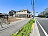 外観：約16mをえる間口を備えた、ゆとりある整形地。建物配置や駐車スペースなどの計画を立てやすく、幅広い建築プランを検討できます。家族の理想に寄り添う住まいづくりが叶います。