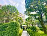 エントランス：植栽のお手入れが行き届いており、管理状態の良さを感じさせます。共用スペースも皆さん大変綺麗にお使いです。2026/7/16撮影