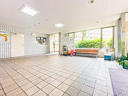 ロビースペースに、そのマンションの「格」が表れる。ちょっとした待ち時間にも重宝する住民憩いの場です。2026/7/16撮影