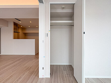 居室に備えられた十分な容量のクローゼット収納。季節物や衣類の整理がしやすく、収納力の高さが日常の暮らしの快適さを支える実用的な設計です。