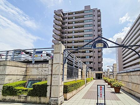 落ち着いた色調とデザインが特徴の外観は、住む人の心を和ませる上品な佇まい。高級感と清潔感が漂い、安心して暮らせる住環境を実感できます。