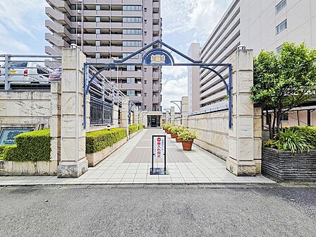 エントランスには、豊かな緑が配置され、訪れる人の心を和ませます。落ち着いた空間設計が印象的で、住む人や来客に上質な時間を提供してくれます。