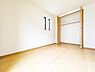 寝室：リビング隣りの約5.15帖の居室。大きなクローゼットをご用意しております。可動間仕切りを閉めれば、急なご来客時のお荷物の逃げ場にもなってくれます。現地（2026年9月）撮影