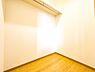 収納：主寝室には、収納力に優れたウォークインクローゼットをご用意しております。現地（2026年9月）撮影