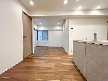 「明るいLDK」 温かな光が差し込むリノベーション空間。家族みんなでゆったり寛げるお部屋です。