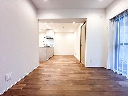 「広々リビング」 奥行きがあり家具配置がしやすい間取り。木の質感が心地よい住空間が広がります。
