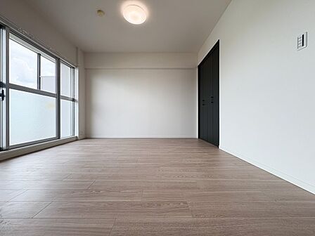ゆとりある広さの居室は、家具の配置がしやすく使い勝手の良い空間です。採光も良好で、生活スタイルに合わせて自由にレイアウトできます。