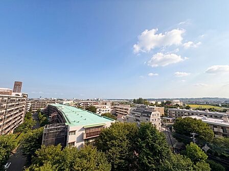 上層階ならではの眺望が楽しめる住まいです。日常の目線より高い位置からの景色は住まいに開放感と彩りを与えます。採光も良好で明るい室内環境です。