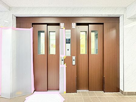 エレベーター完備のマンションで、上層階へのアクセスがスムーズです。荷物の多い日や買い物帰りも負担なく快適に移動でき、日常生活をしっかりサポートします。