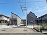 外観：2棟が並ぶ現地は、それぞれ異なる外観デザインが印象的です。建物の間に道路を設けた配置で、住戸ごとの独立感にも配慮。前面にはカースペースを確保し、街並みに調和するすっきりとした住環境に仕上がっています。
