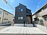 外観：角地に面した住まいは、二方向に開けた配置ならではの開放感が魅力です。印象的な屋根形状と落ち着いた外壁が建物を引き立てます。掃き出し窓も設けられ、室内へ自然光を取り込みやすい設計です。