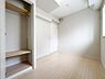 寝室：生活感を感じない空間では落ち着く事はできません。絶妙な雰囲気、配色、素材感を意識してコーディネート。