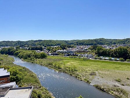 「毎日がリゾート気分」目の前に広がるリバービューと緑豊かな山々。都会の喧騒を忘れる、至福の眺望。