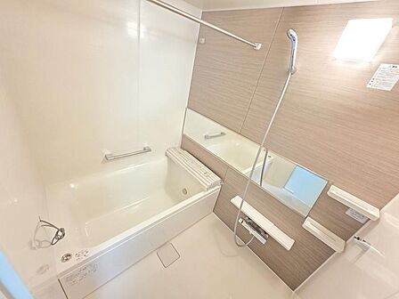 一日の疲れをゆったりと癒せるバスルーム。ワイドミラーや手元に便利な収納棚を備え、使い勝手にも配慮されています。浴槽でくつろぎながら、心地よいバスタイムを楽しめます。