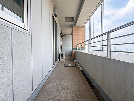 広々としたバルコニーからは、遠くまで見渡せる開放的な眺望が広がります。家族で夕涼みを楽しんだり、お子様との外遊びにも最適です。