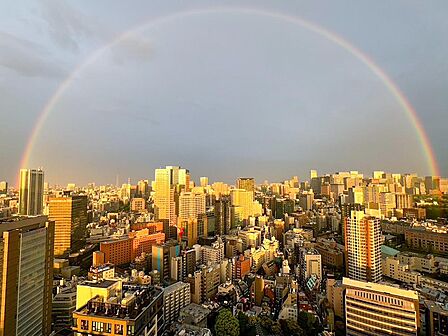 空に架かる美しい虹と、きらめく都市のパノラマが広がる贅沢な眺望。家族で特別な瞬間を分かち合える、心豊かな暮らしがここにあります。