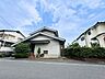 外観：閑静な住宅街に佇む邸宅。ゆとりある敷地は、プライベート性を保ちつつ陽光と風をたっぷりと取り込みます。