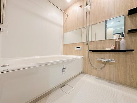 木目調アクセントパネルが上質な雰囲気を演出するバスルーム。ゆったりと湯船に浸かり、一日の疲れを癒せます。浴室暖房乾燥機付きで、雨の日の洗濯にも便利です。