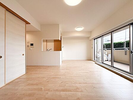 大きな掃出し窓から豊かな陽光と爽やかな風が舞い込む開放的なリビング。写真以上の開放感と居心地の良さを、ぜひ現地の日当たりの良さと一緒にご体感ください。